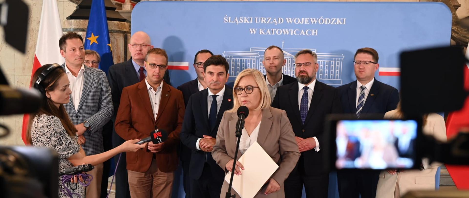na zdjęciu widoczna jest ministra Paulina Hennig-Kloska podczas konferencji prasowej w Śląskim Urzędzie Wojewódzkim w Katowicach. 