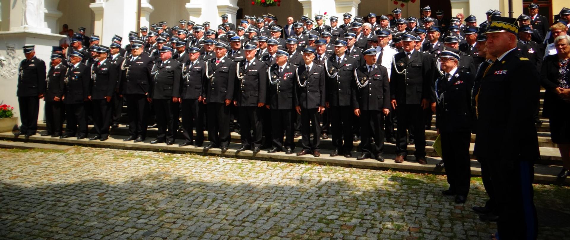 Na zdjęciu podkarpacki komendant wojewódzki nadbrygadier Andrzej Babiec oraz druhowie OSP podczas uroczystego apelu w Kalwarii Pacławskiej 
