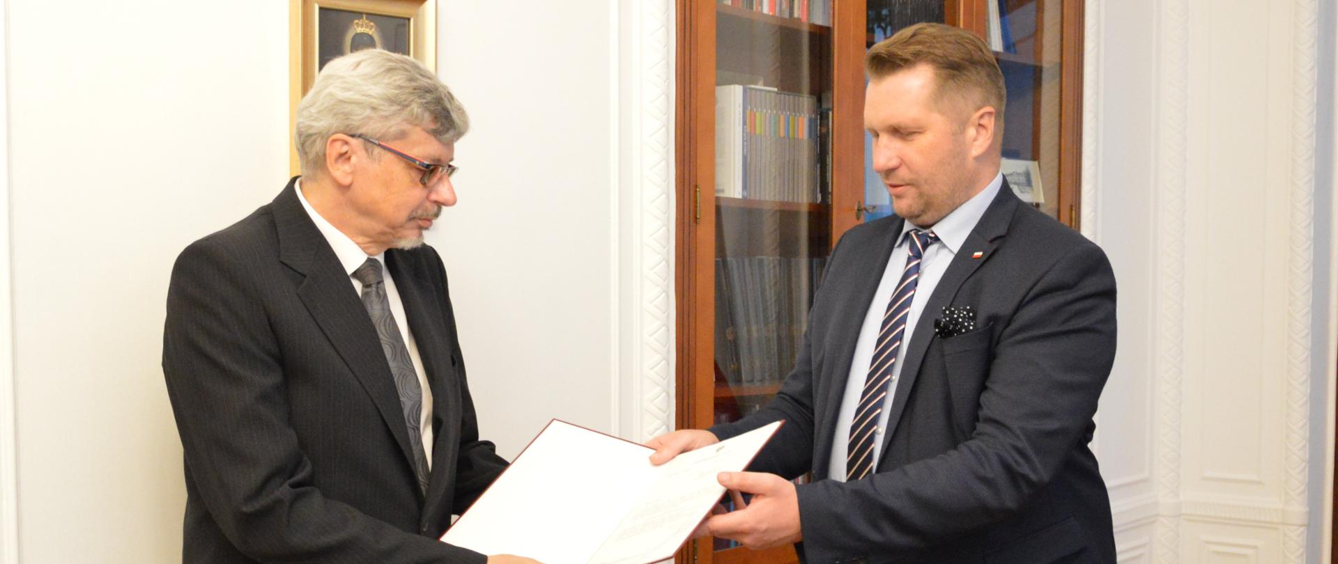 Minister Edukacji i Nauki Przemysław Czarnek przekazuje akt powołania dr. hab. Roberta Tomasza Ptaszka na stanowisko Dyrektora Instytutu Badań Edukacyjnych.