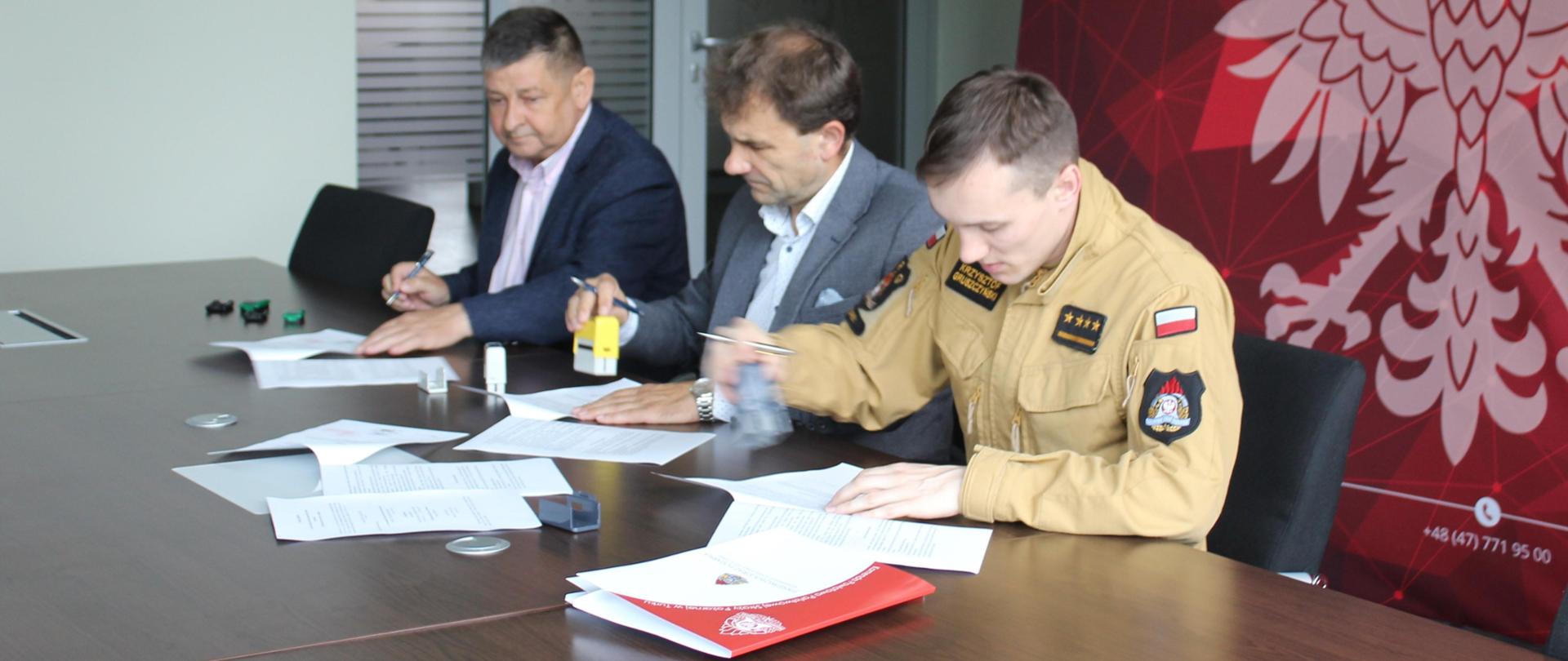 na zdjęciu podpisanie porozumienia 