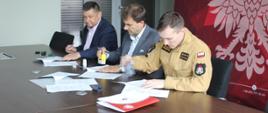 na zdjęciu podpisanie porozumienia