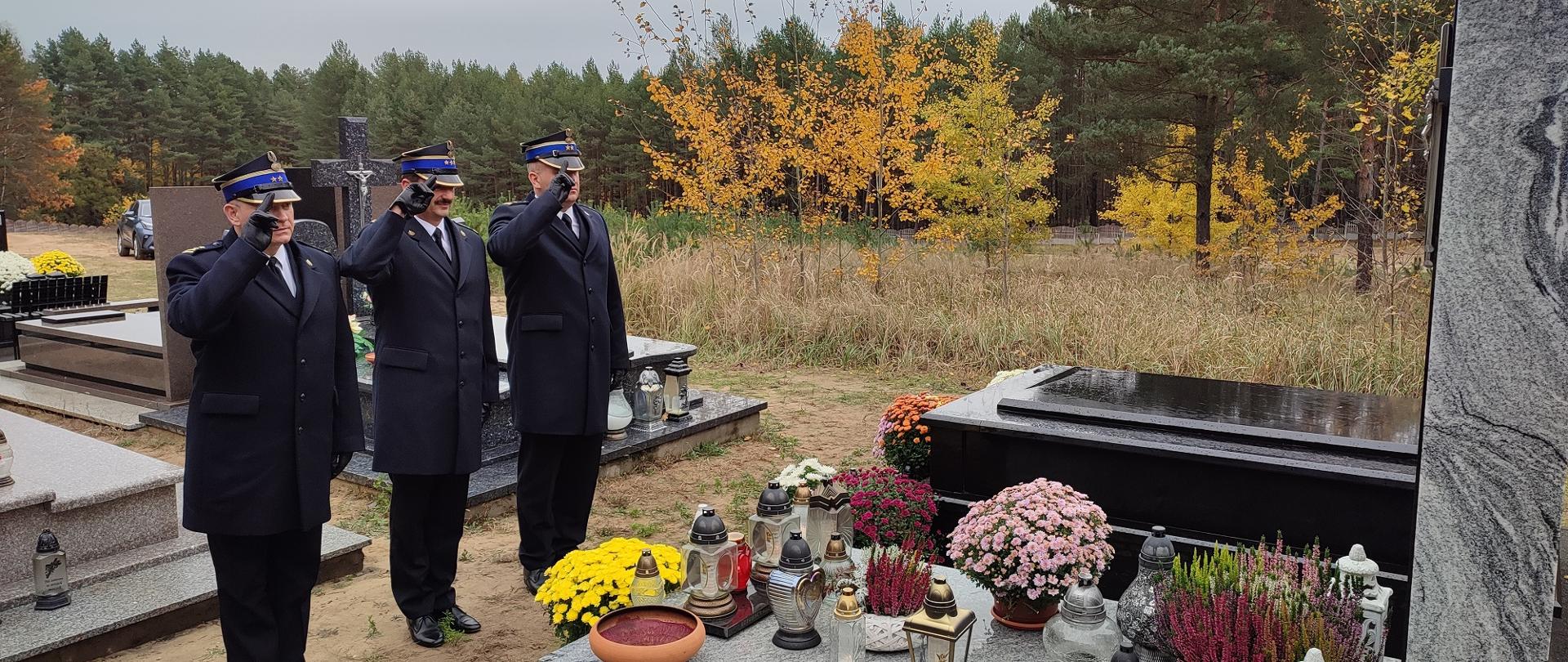 Komendanci podczas odwiedzania grobów zmarłych strażaków