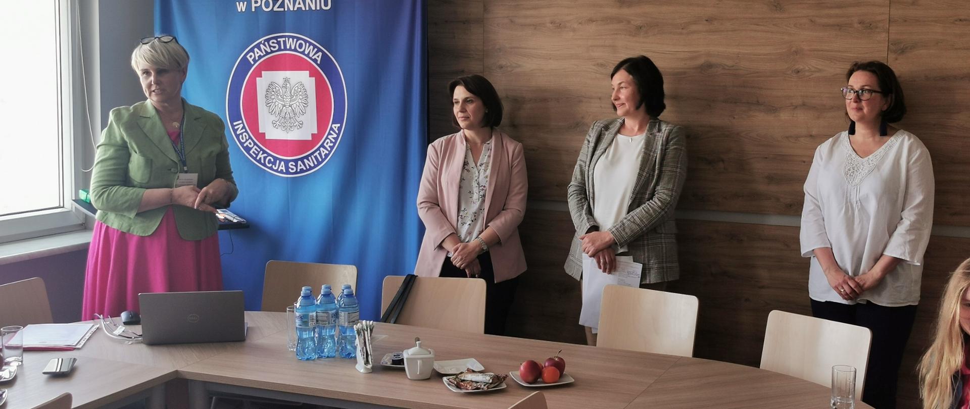 Finał etapu powiatowego konkursu „Palić, nie palić – oto jest pytanie?”, zdj. 1
(na tle banera Powiatowej Stacji Sanitarno-Epidemiologicznej w Poznaniu stają 4 przedstawicielki organizatorów konkursu)
