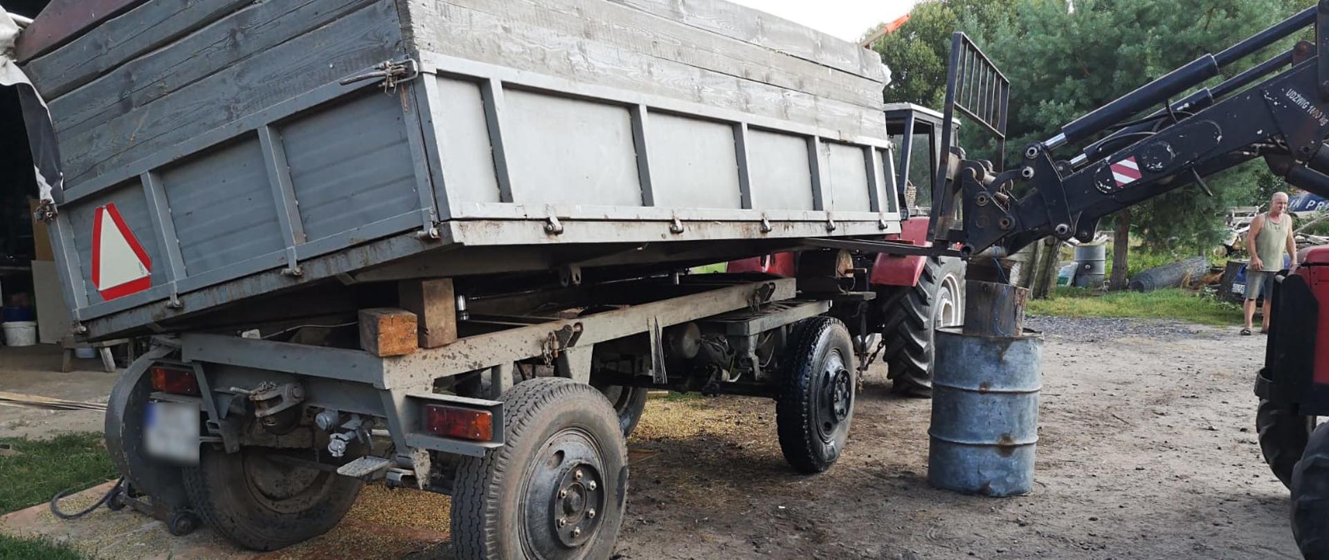 Na zdjęciu przyczepa rolnicza, część załadunkowa przyczepy uniesiona przez ładowacz czołowy.