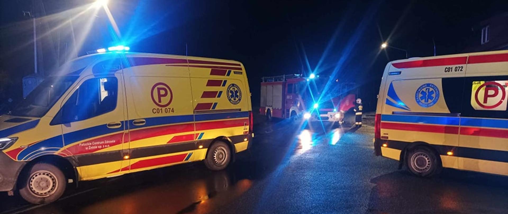 Na zdjęciu znajdują się samochody pożarnicze oraz karetki