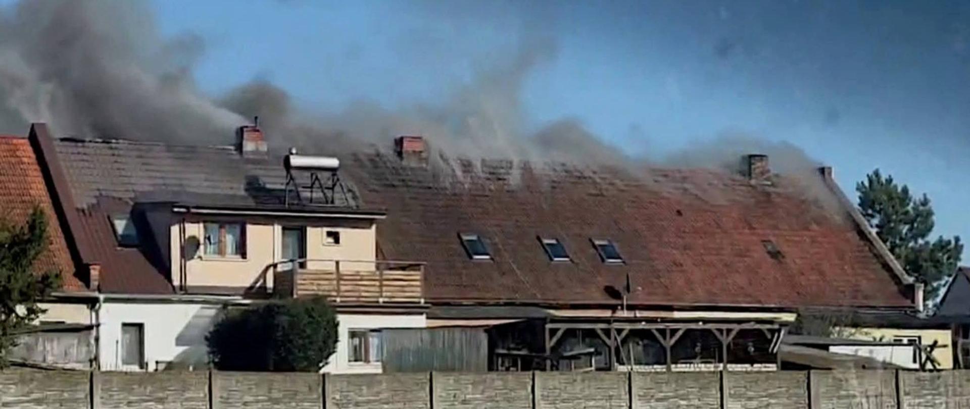 Ciemny dym wydobywa się z budynku