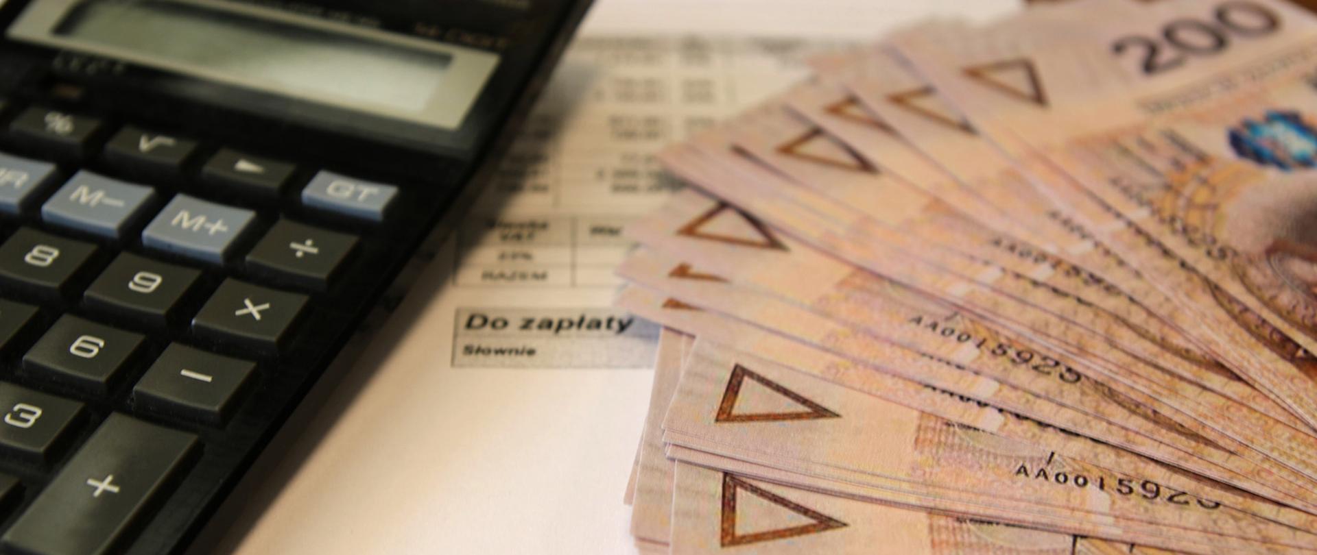 Kalkulator, pieniądze, banknoty o nominale 200 złotych.