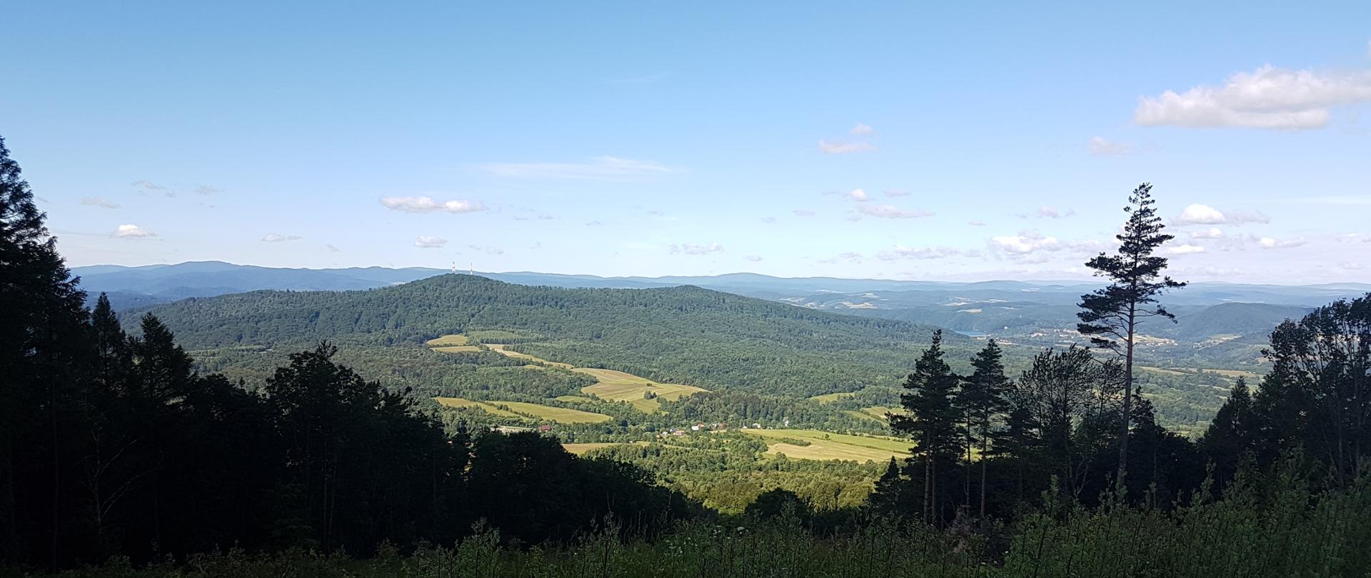 Widok na górę Jawor i Solinę z pasma Żukowa 