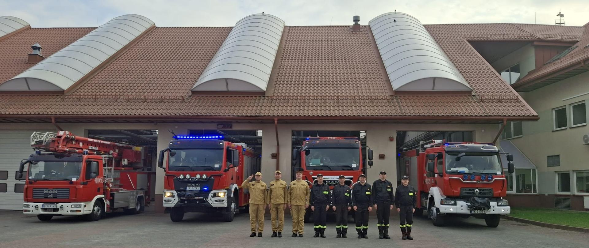 Strażacy z buska oddają hołd tragicznie zmarłemu druhowi OSP.