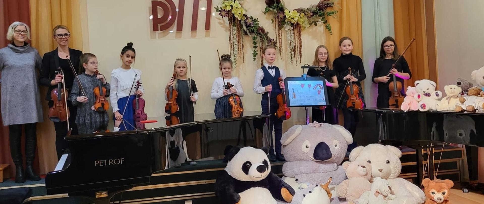 od lewej p.Ela Kulińska, p.Magdalena Pałgan-Wróbel, uczniowie: Zofia Mijalska, Rozalia Kosior, Róża Kaczmarczyk, Pola Wójtowicz, Jan Woś, Lena Krzos, Zuzanna Biskup, Katarzyna Bies. fot. P. Wójtowicz