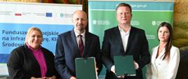 Na zdjęciu od lewej: Maja Nowak – posłanka, Robert Gajda – zastępca prezesa zarządu NFOŚiGW, Przemysław Stefański – prezes ZWKiUK w Świebodzinie, Ilona Osysko – kierownik Oczyszczalni Ścieków w Świebodzinie