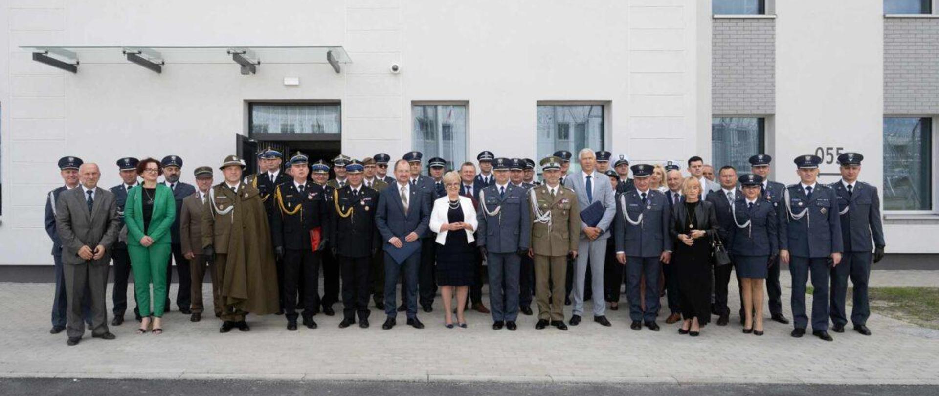 Uczestnicy uroczystości z okazji wojewódzkich obchodów Święta Służby Więziennej
