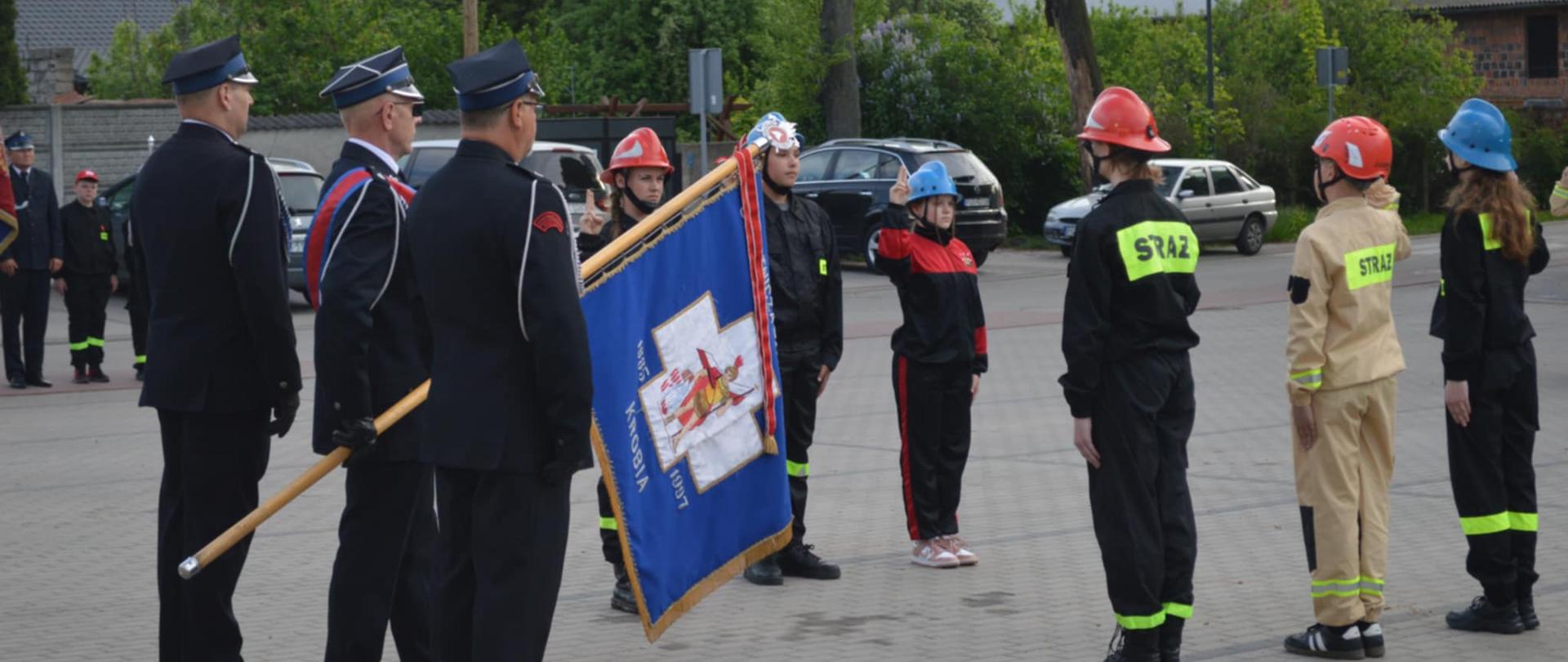 Członkowie MDP ślubują na sztandar