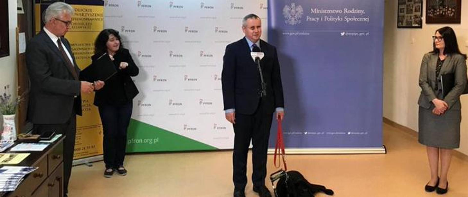 Wiceminister Paweł Wdówik w WTZ na Karolkowej