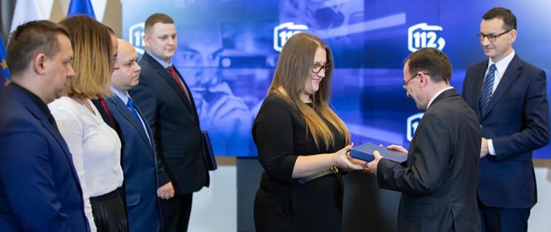 Premier Mateusz Morawiecki oraz minister Mariusz Kamiński podczas Europejskiego Dnia Numeru Alarmowego 112 w MSWiA