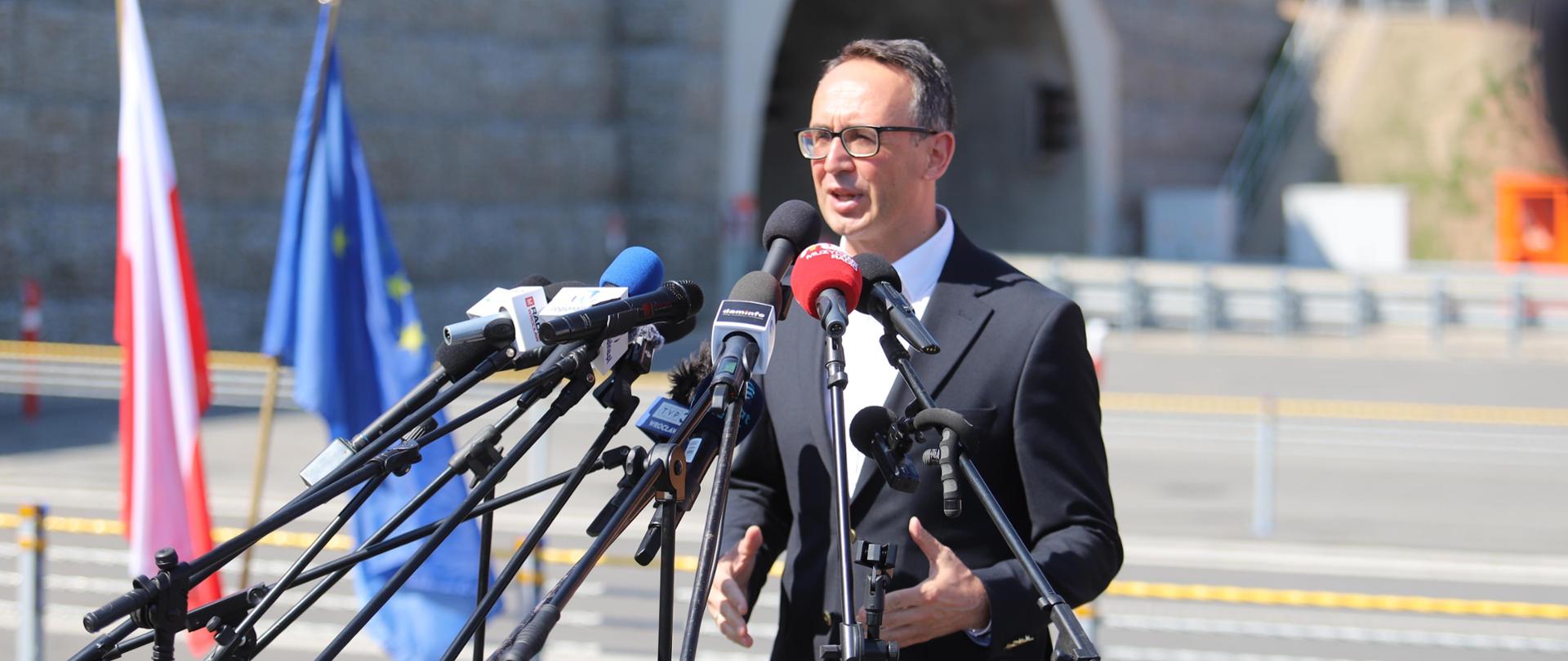 Minister infrastruktury Dariusz Klimczak w trakcie briefingu prasowego w związku z oddaniem do ruchu drogi ekspresowej S3 Bolków – Kamienna Góra