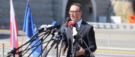 Minister infrastruktury Dariusz Klimczak w trakcie briefingu prasowego w związku z oddaniem do ruchu drogi ekspresowej S3 Bolków – Kamienna Góra