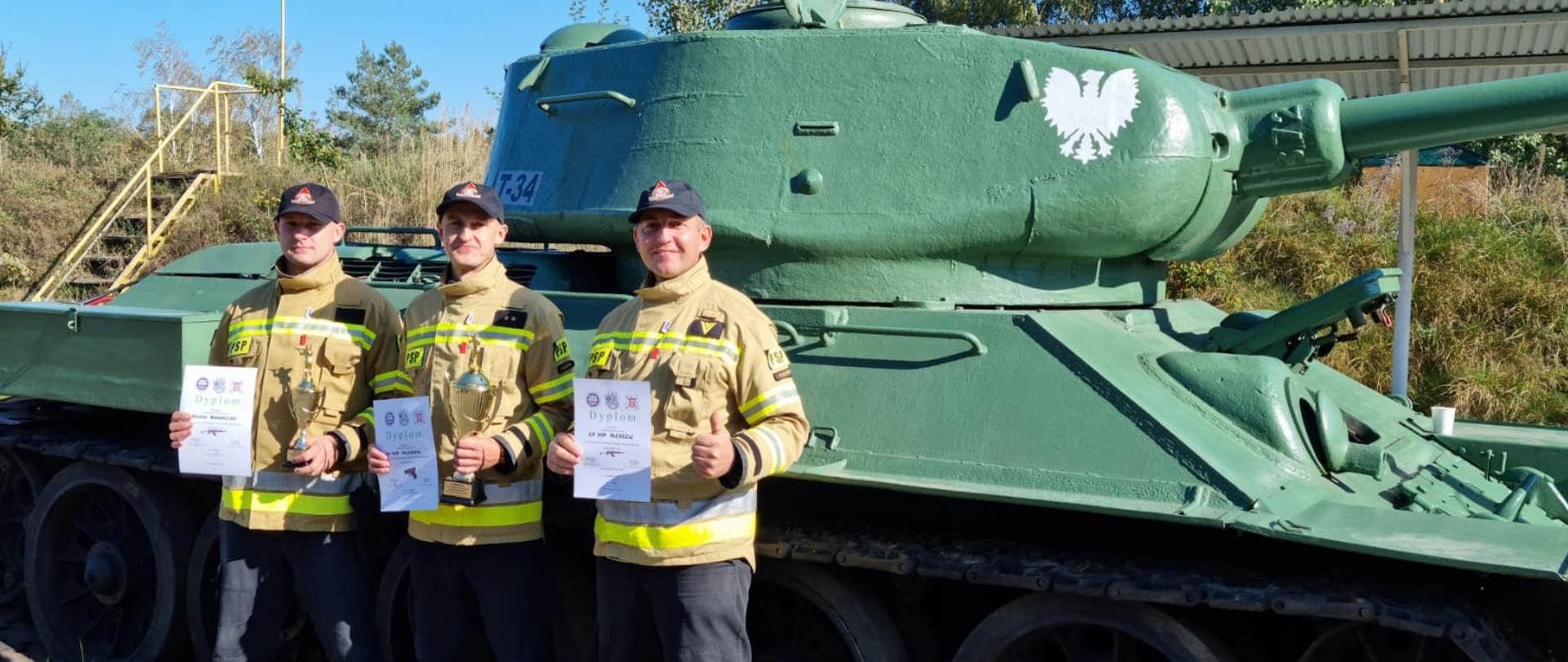 Na zdjęciu zawodnicy reprezentujący Komendę Powiatową PSP w Pleszewie: st. asp. Przemysław Ostrowski, st. ogn. Marcin Woźniak oraz str. Miłosz Banaszak. 