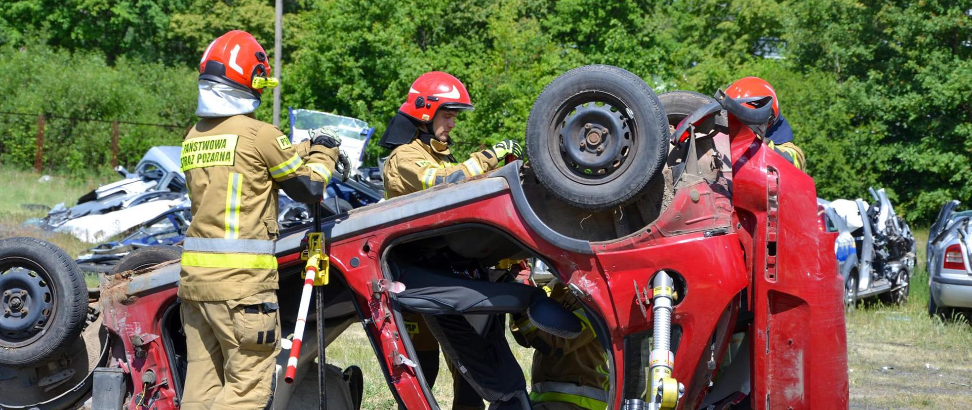 Grupa dolnośląskich strażaków na kursie dla instruktorów ratownictwa technicznego KSRG