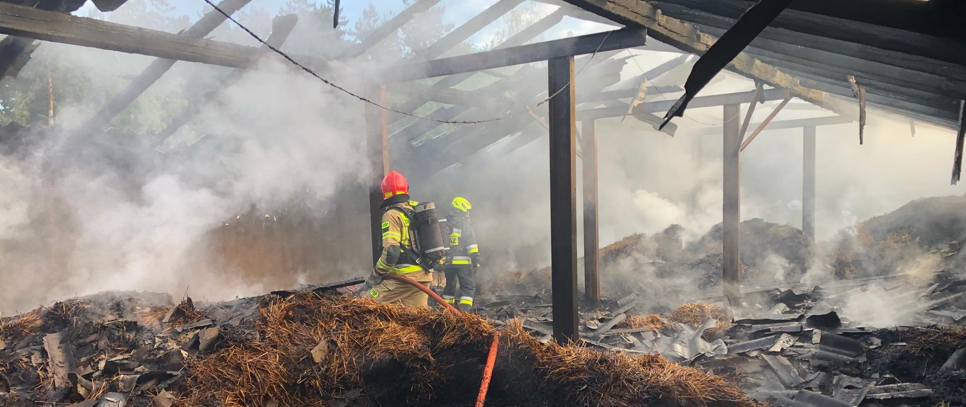 Na zdjęciu strażacy podczas gaszenia pożaru w Starym Koźlu