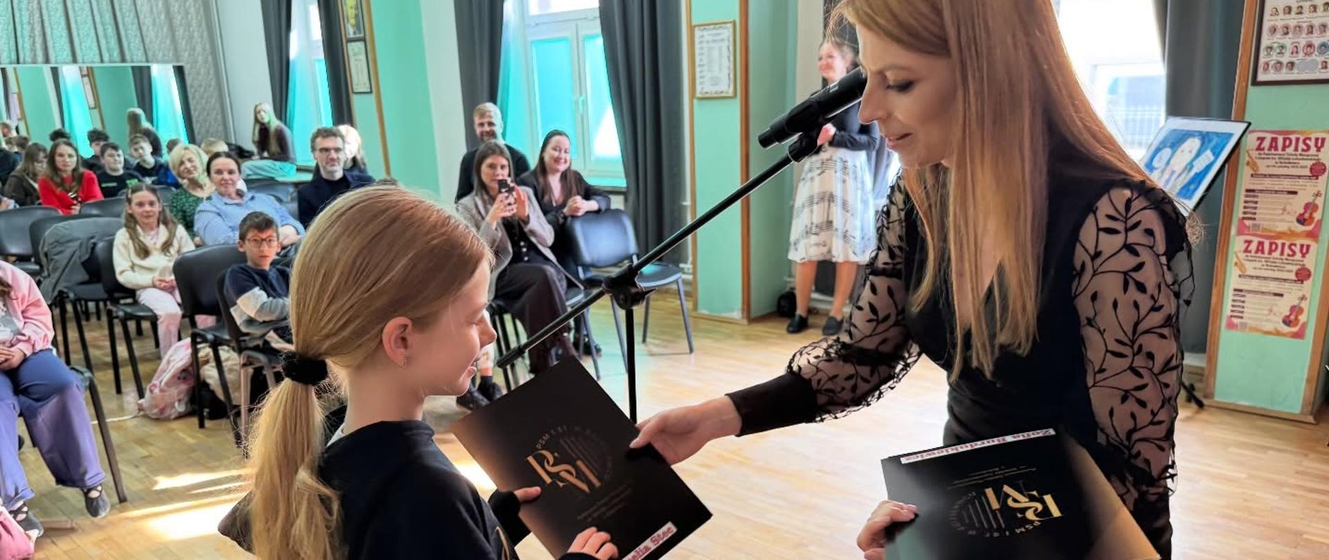 Zdjęcie przedstawiające uroczystości związane z obchodami Dnia Patrona Szkoły, które odbyły się 16 kwietnia 2026 roku w auli szkoły.