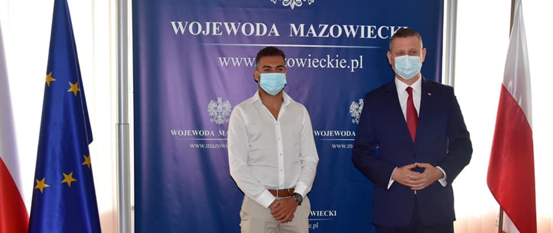 Leandro Rossi Pereira i Wicewojewoda Mazowiecki Artur Standowicz pozujący do zdjęcia