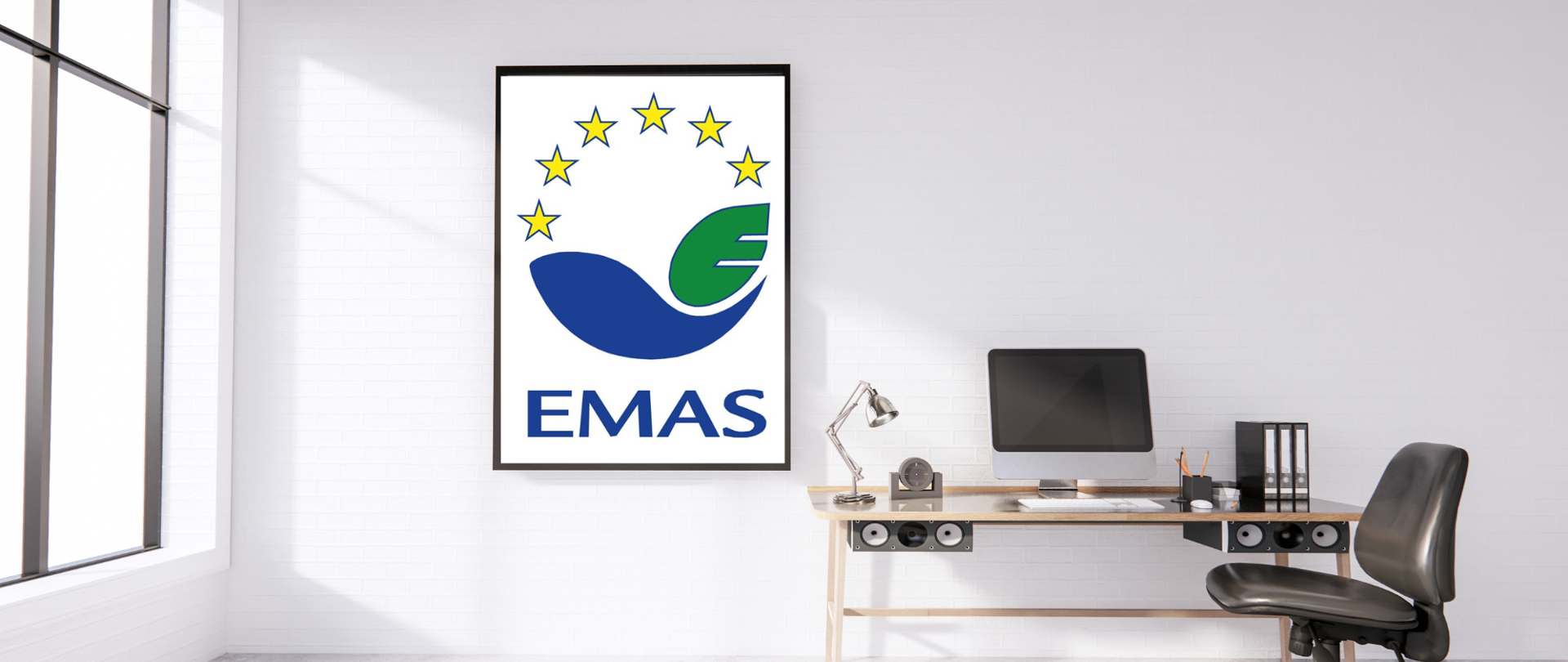 logo EMAS w biurze