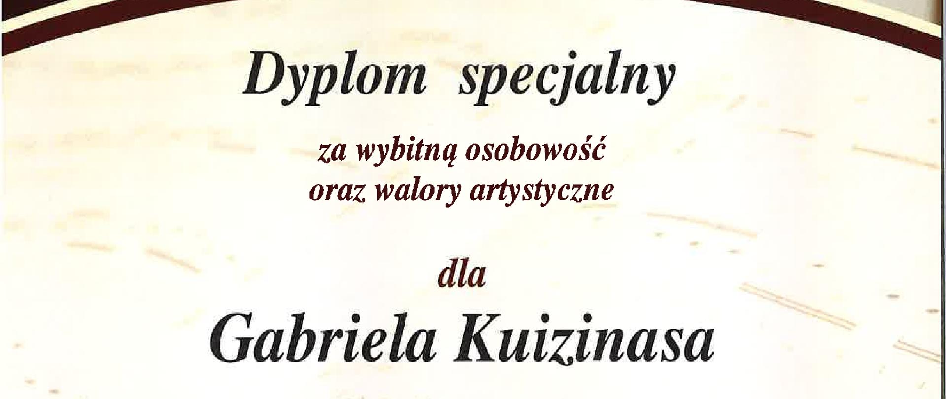 Dyplom specjalny za wybitną osobowość oraz walory artystyczne dla Gabriela Kuizinasa z IX Festiwalu Pianistycznego im. Sióstr Frankiewicz w Białymstoku. Dyplom jest w kolorach kremowym i brązowym, z grafiką klawiatury fortepianu w tle. Na górze dyplomu znajduje się napis "IX Festiwal Pianistyczny im. Sióstr Frankiewicz w Białymstoku", poniżej napis "Dyplom specjalny" za wybitną osobowość oraz walory artystyczne dla Gabriela Kuizinasa, ucznia klasy trzeciej Państwowej Szkoły Muzycznej I stopnia im. Jana Sebastiana Bacha w Grajewie, z klasy fortepianu Piotra Wilka. Na dole dyplomu znajdują się podpisy jurorów. Na samym dole znajduje się napis "Białystok, 7-8 kwietnia 2025 r." oraz "Zespół Szkół Muzycznych im. I. Paderewskiego w Białymstoku".
