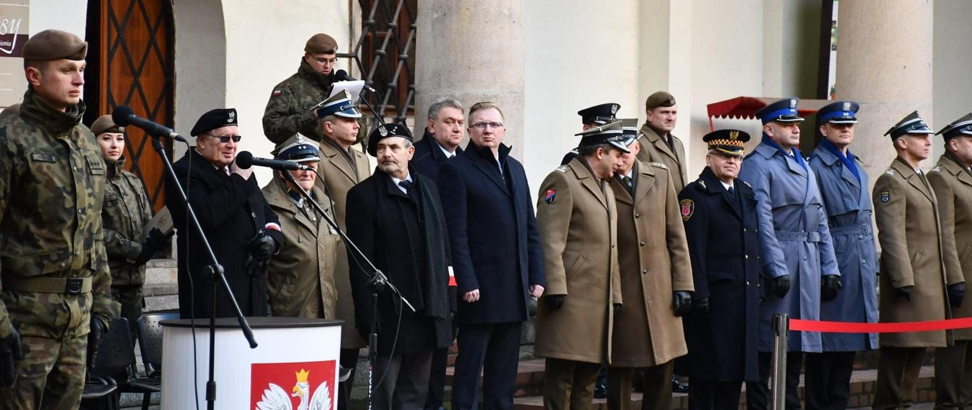 Na zdjęciu żołnierze WOT oraz wicewojewoda opolski. Stoją na dziedzińcu Zamku w Brzegu.