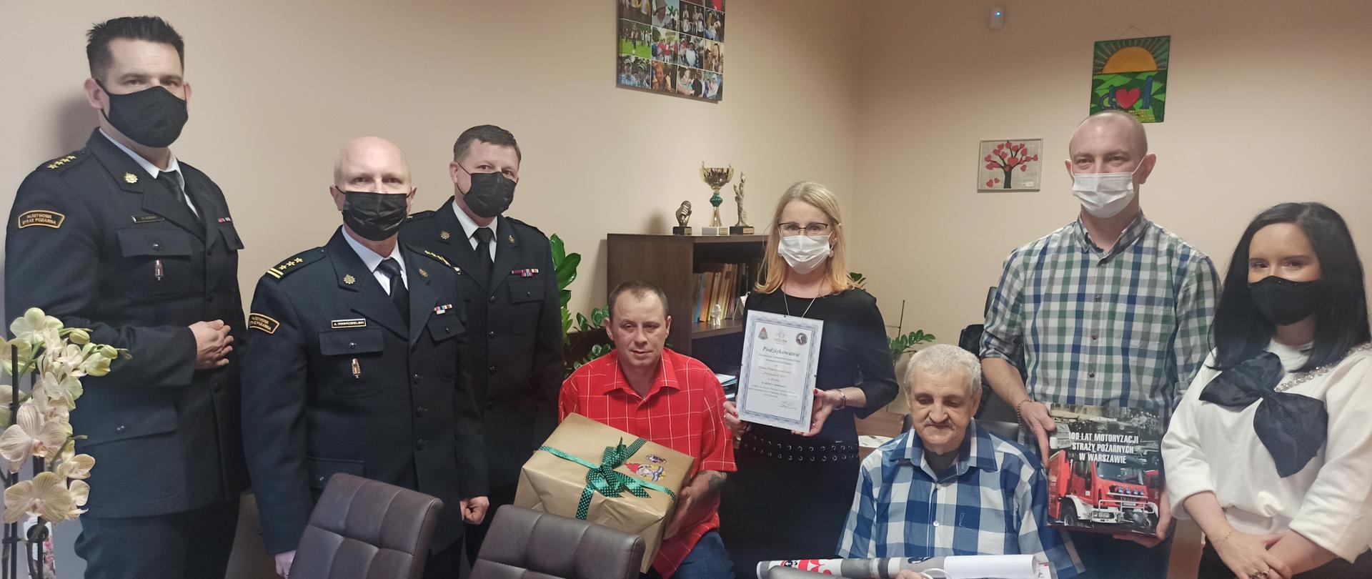 Na zdjęciu mieszkańcy Domu Pomocy Społecznej "Przyjaznych Serc" oraz przedstawiciele Mazowieckiego Komendanta Wojewódzkiego PSP.