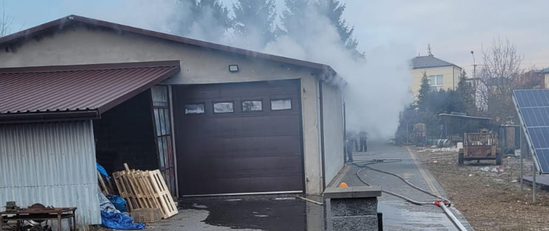 Zdjęcie przedstawia budynek garażu.