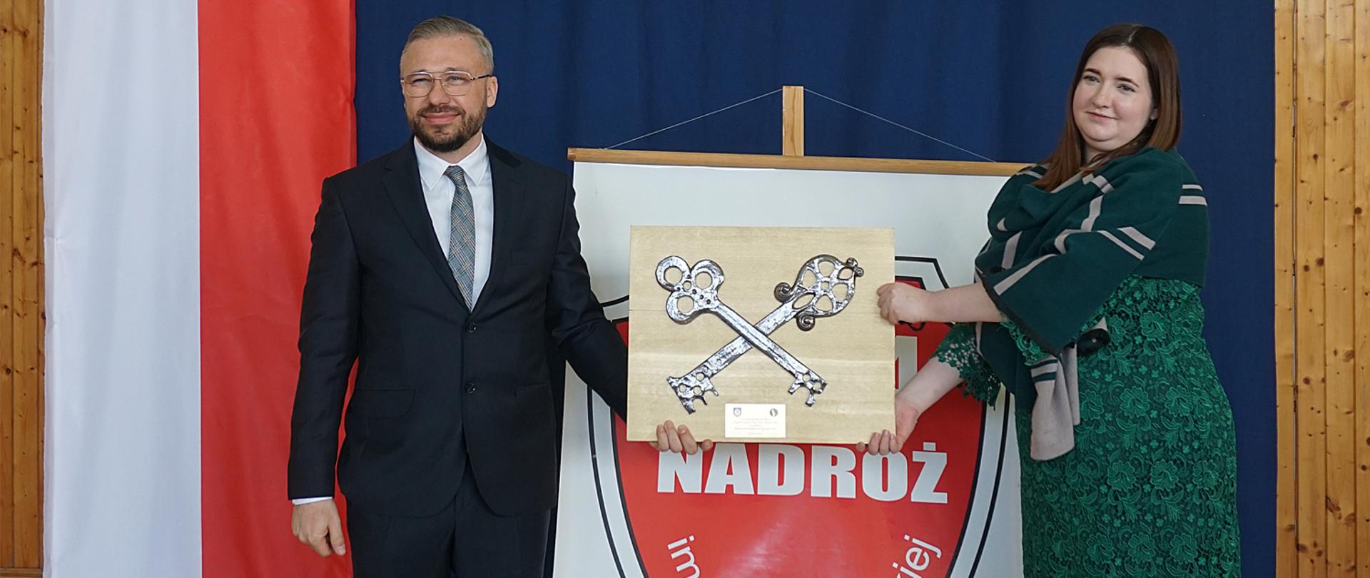 Przekazanie kluczy (fot. Zespół Szkół nr 4 w Nadrożu)