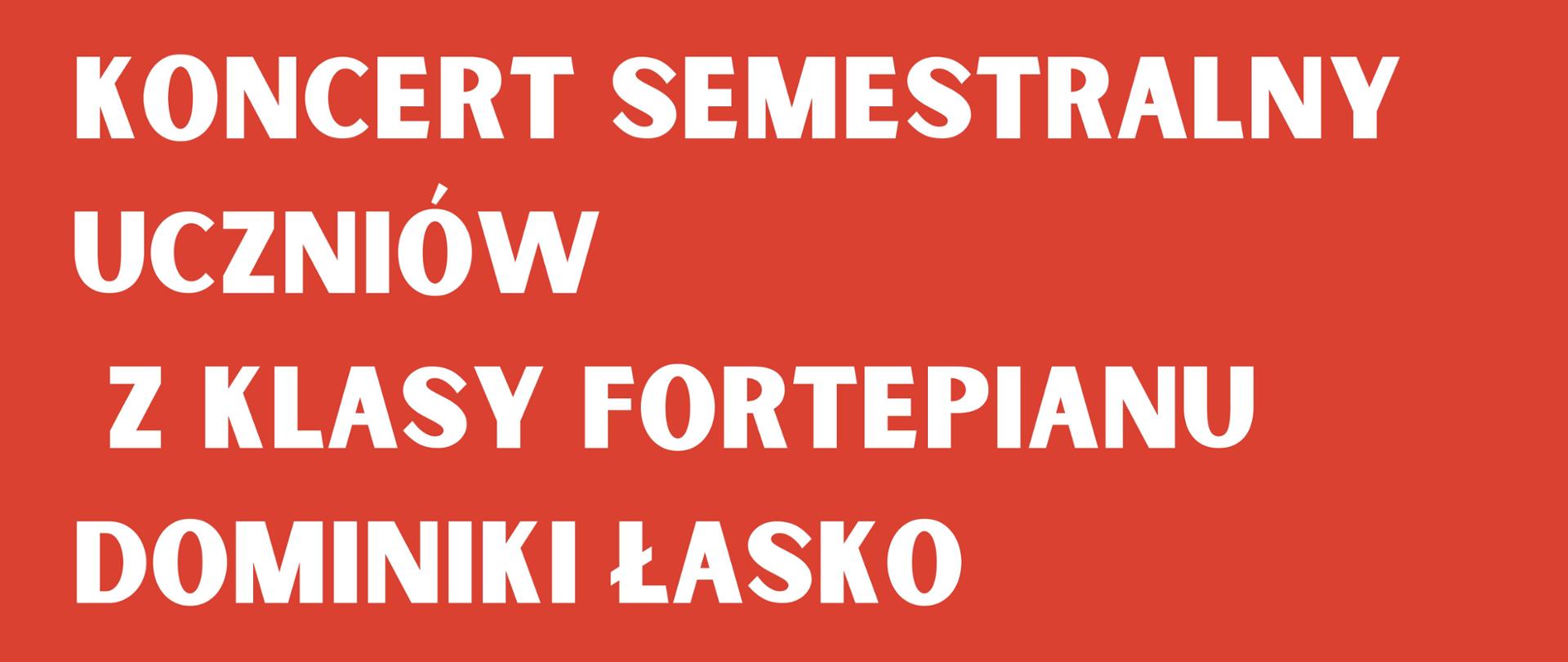 plakat posiada czerwone tło. Na dole plakatu znajduje się klawiatura fortepianowa a po bokach plakatu znajdują się nutki. Na środku plakatu jest kawałek czarnego paska na którym znajduje się data koncertu.