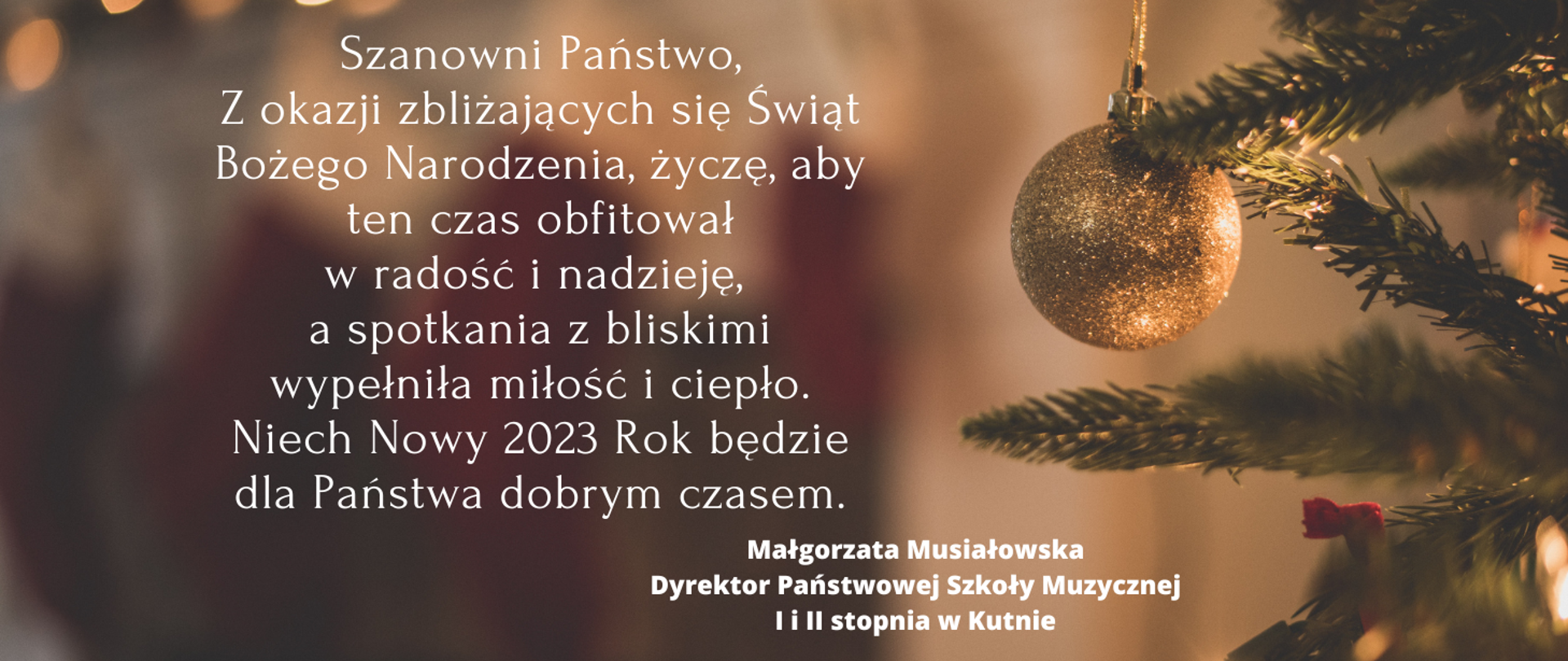 Grafika, brazowe tło na nim gałązka świerku z wiszącą bombką, na tym tle tekst życzeń z okazji zbliżających się świąt Bożego Narodzenia, życzenia kieruje do wszystkich dyrektor szkoły Małgorzata Musiałowska