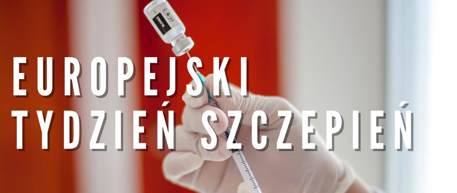 Dłonie w rękawiczkach trzymające strzykawkę oraz fiolkę ze szczepionką na czerwonym rozmytym tle