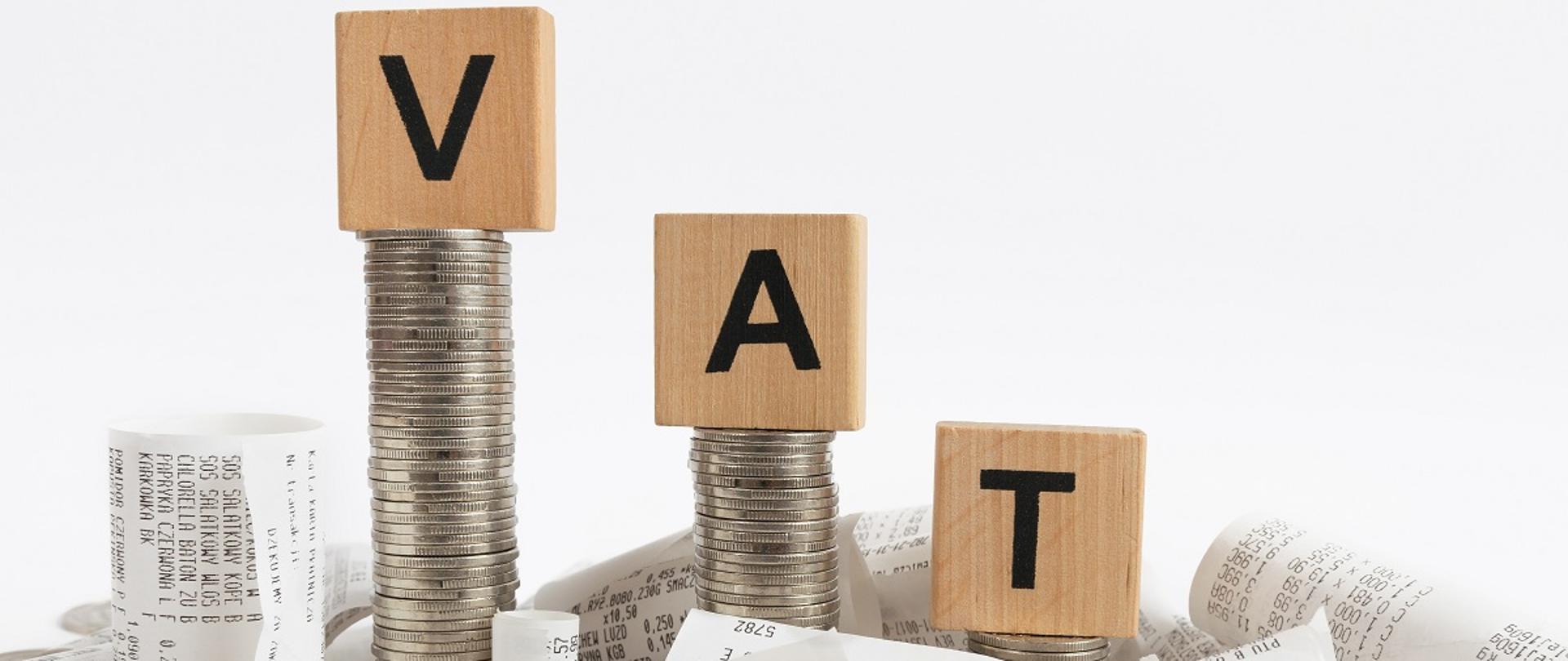 Monety i paragony i napis: VAT