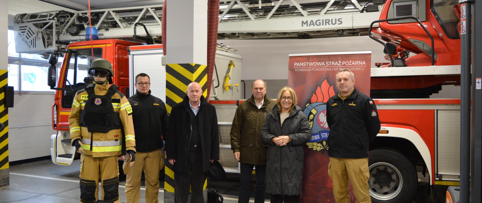 Na zdjęciu widać kierownictwo komendy wraz z wizytującymi gośćmi 