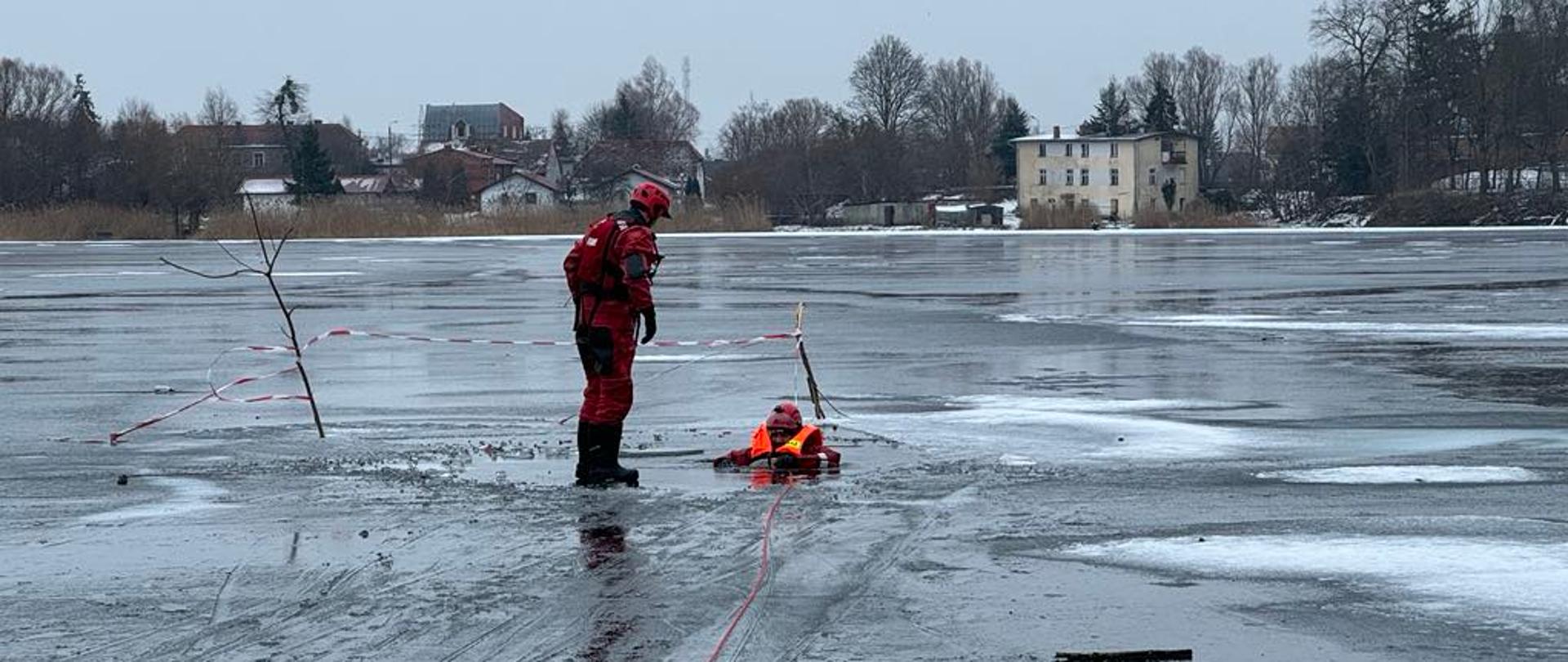 W przeręblu znajduje się jeden ratownik, drugi asekuruje metodę samo ratowania. 
