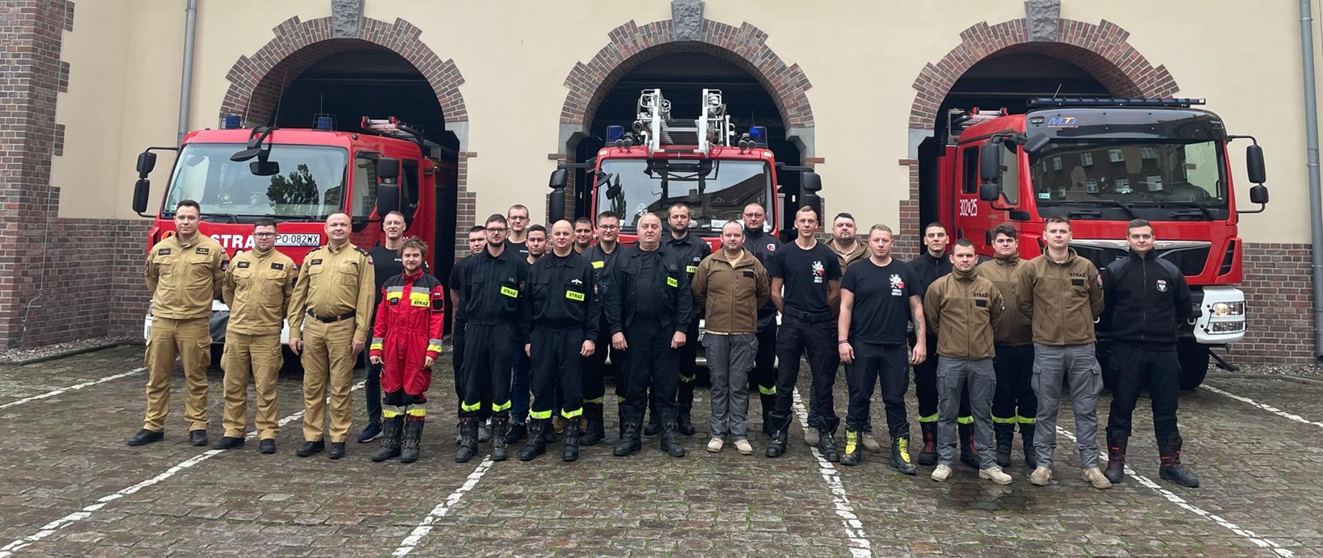 zdjęcie grupowe strażaków zrobione na zakończenie Szkolenia dowódców dla strażaków OSP