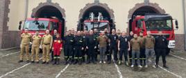 zdjęcie grupowe straszków zrobione na zakończenie Szkolenia dowódców dla strażaków OS
