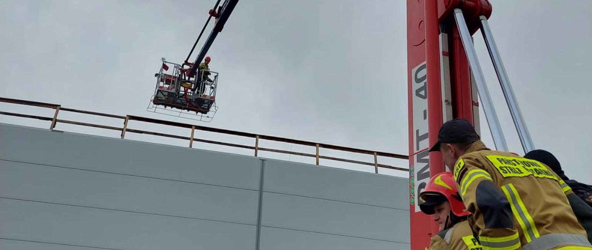 Strażacy rozkładają podnośnik hydrauliczny