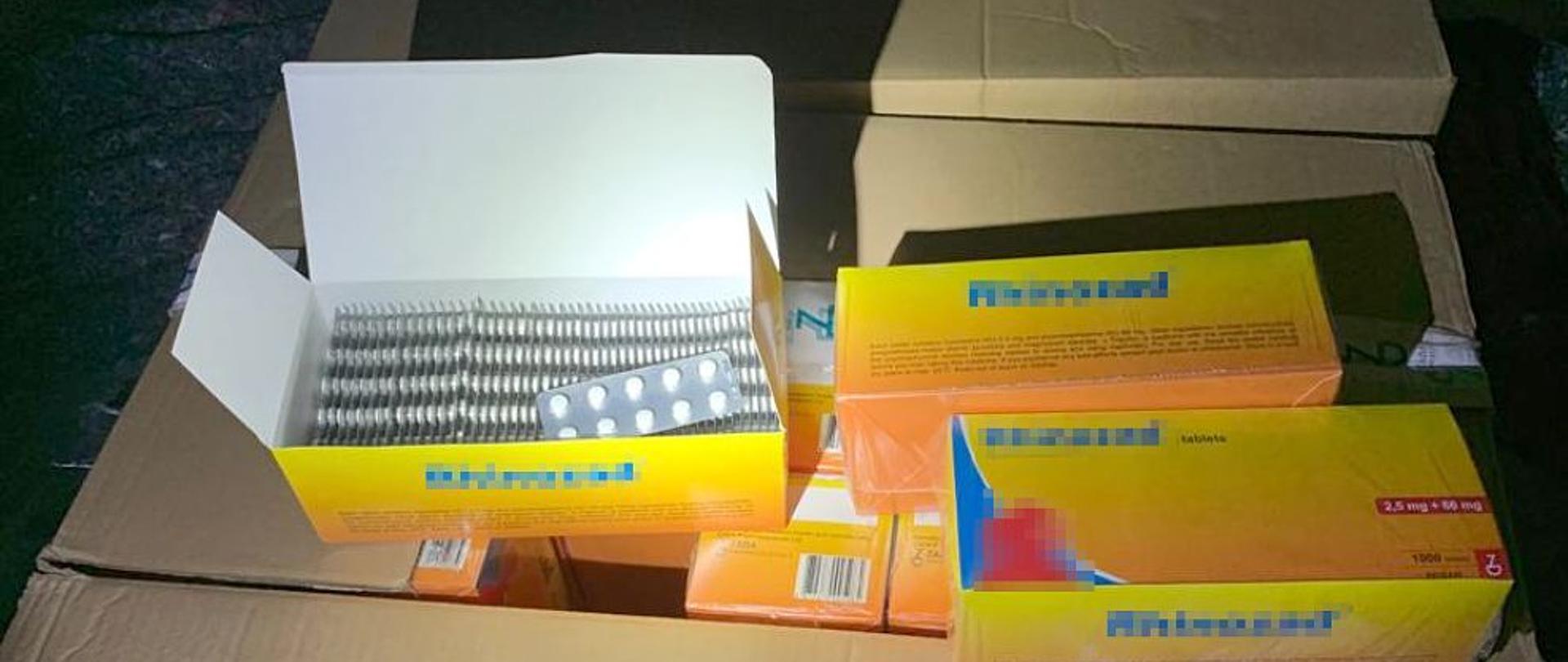 Kartony wypełnione pudełkami z tabletkami z pseudoefedryną.