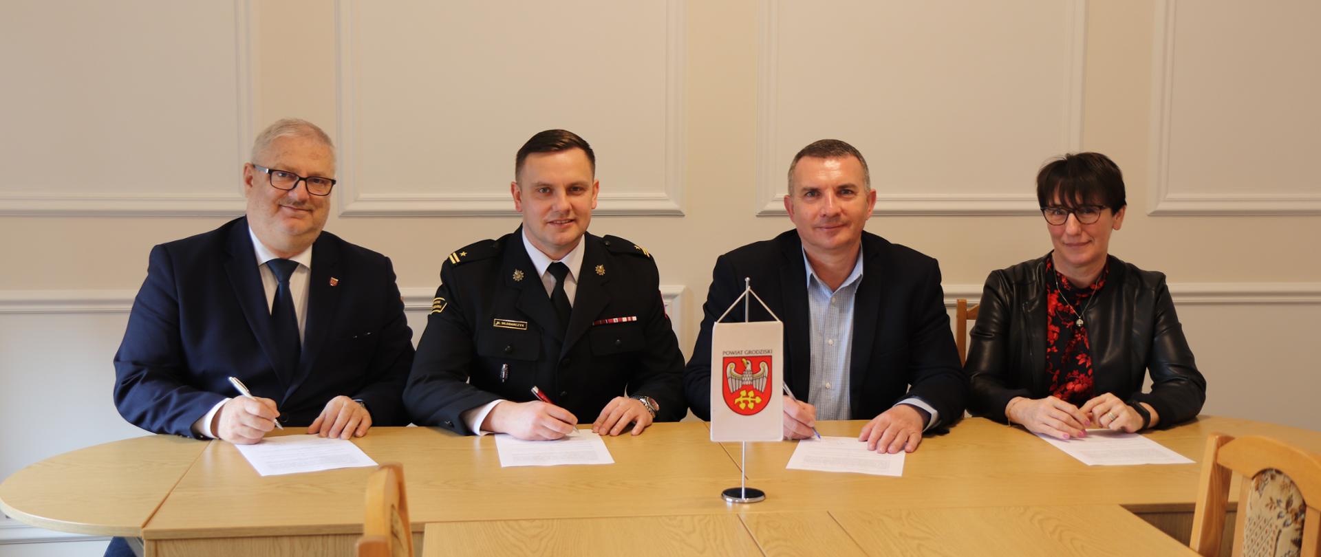 podpisanie umów na zakup nowego samochodu