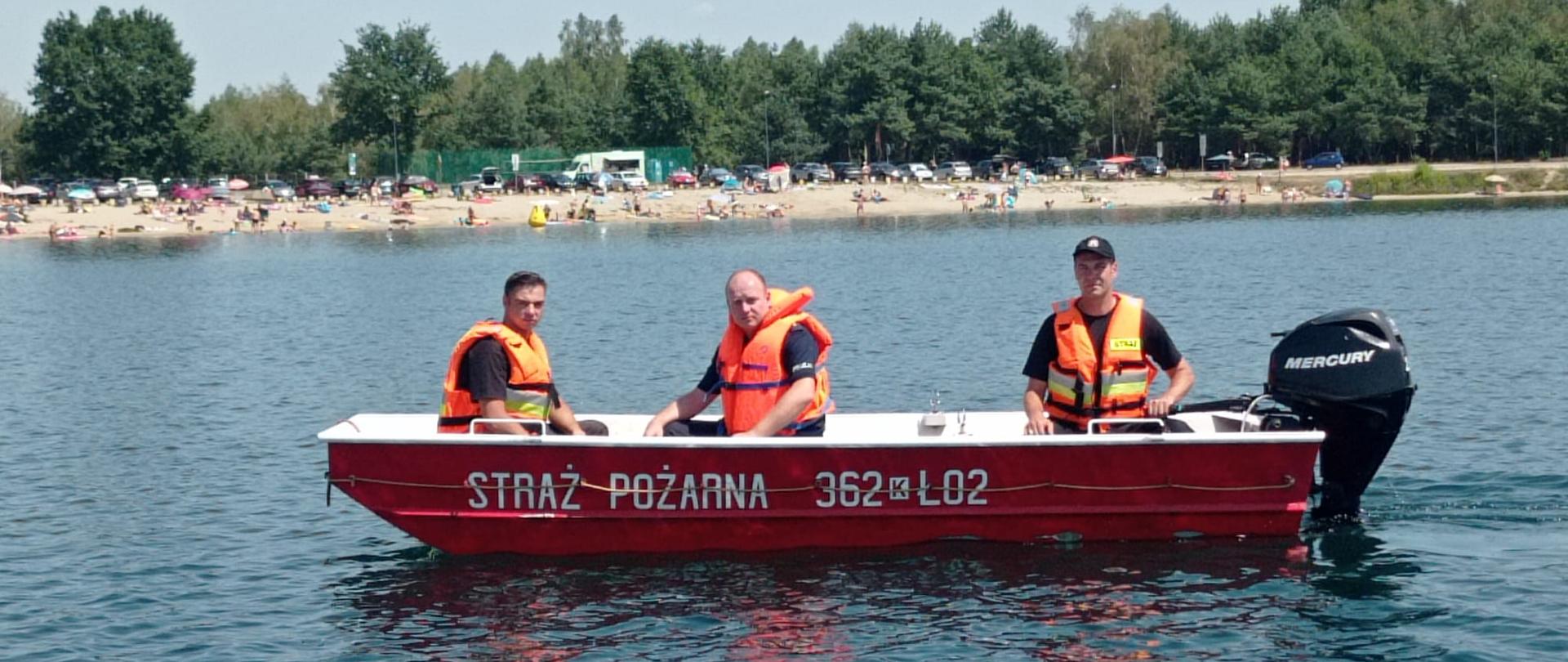 Strażacy z KM PSP w Tarnowie podczas patrolowania zalewu w Radłowie. 