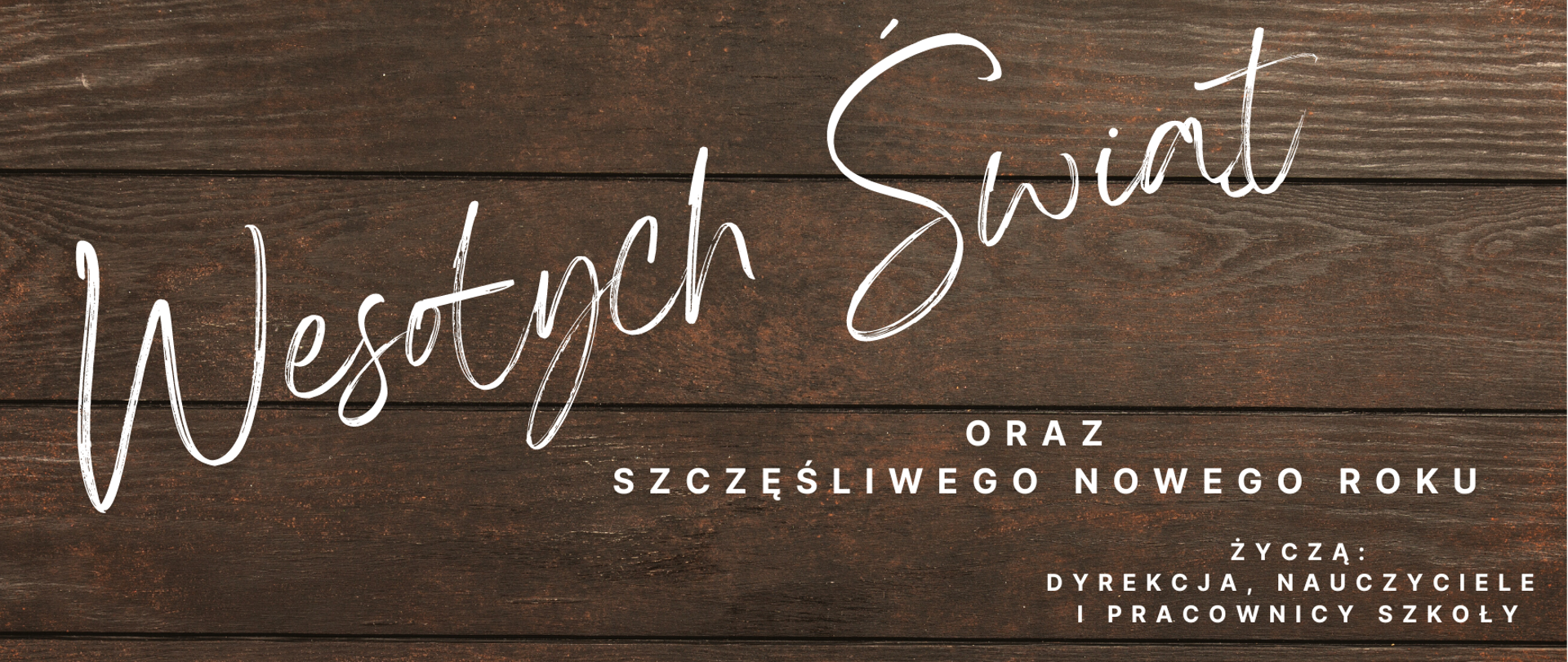 Kartka prezentuje życzenia świąteczne - białe napisy na tle drewnianych, brązowych desek ściennych. Na dole znajdują się prezenty, bombki oraz ozdoby świąteczne.