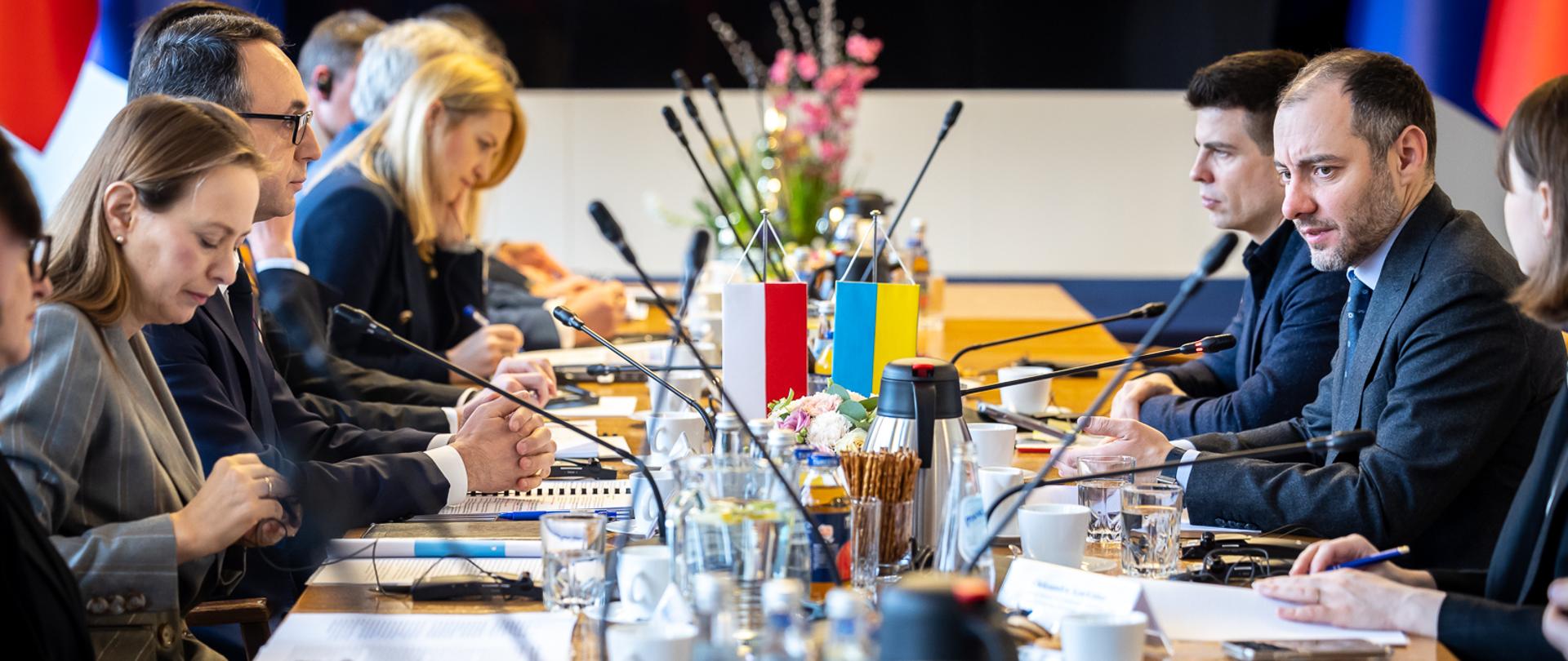 Spotkanie podstolika transportowego z udziałem ministra infrastruktury Dariusza Klimczaka i minister funduszy i polityki regionalnej Katarzyny Pełczyńskiej-Nałęcz oraz strony ukraińskiej reprezentowanej przez wicepremiera ds. odbudowy, ministra rozwoju gmin, terytoriów i infrastruktury Ukrainy Oleksandra Kubrakova, a także wiceministrów – Serhiya Derkacha i Oleksandry Azarkhiny.