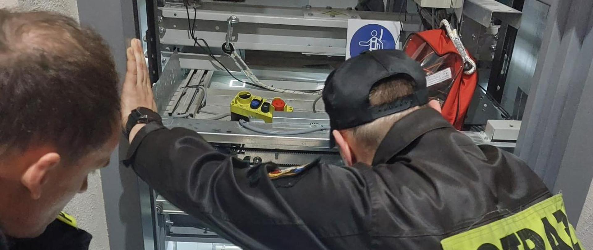 Na zdjęciu widnieją strażacy w trakcie szkolenia z zakresu obsługi technicznej wind i szybów windowych. 