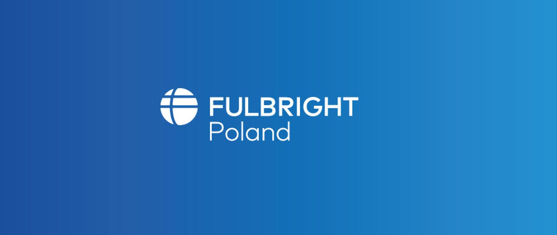 Na niebieskim tle napis Fulbright.
