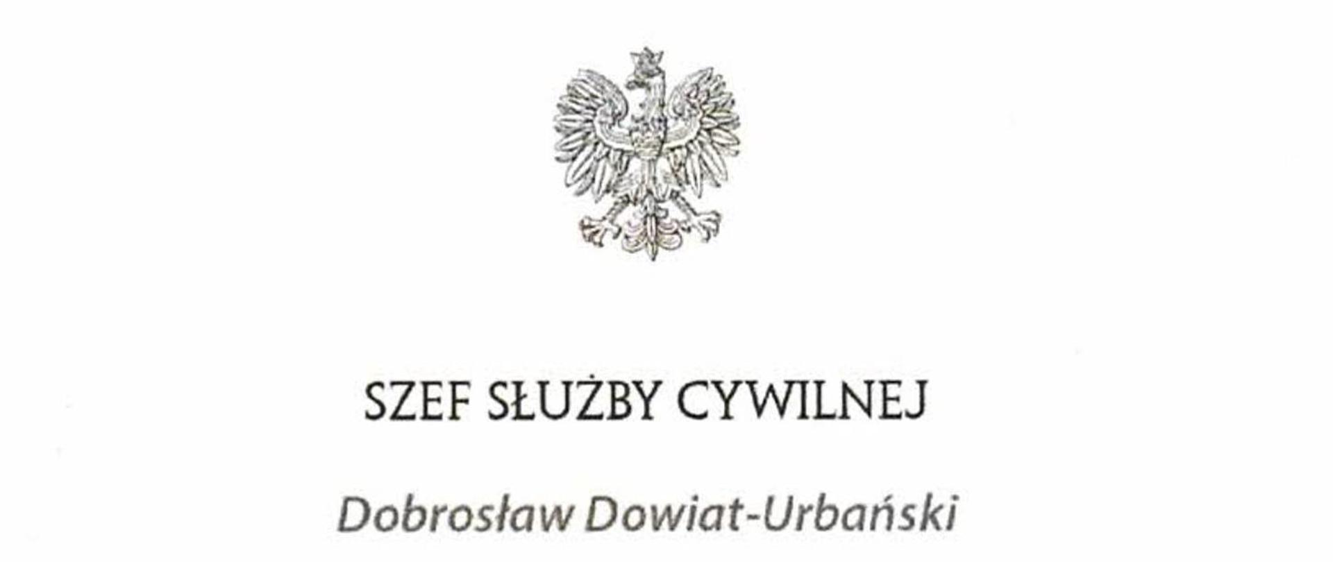 Logo Szefa Służby Cywilnej. U góry widoczny orzeł, poniżej napis Szef Służby Cywilnej oraz imię i nazwisko Dobrosław Dowiat - Urbański