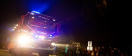 Samochód ciężarowy specjalny Scania podczas uroczystego powitania w OSP Dobrzyca na tle sztucznych ogni